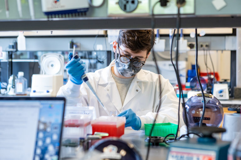 UW researcher at CoMotion Labs life sciences incubator