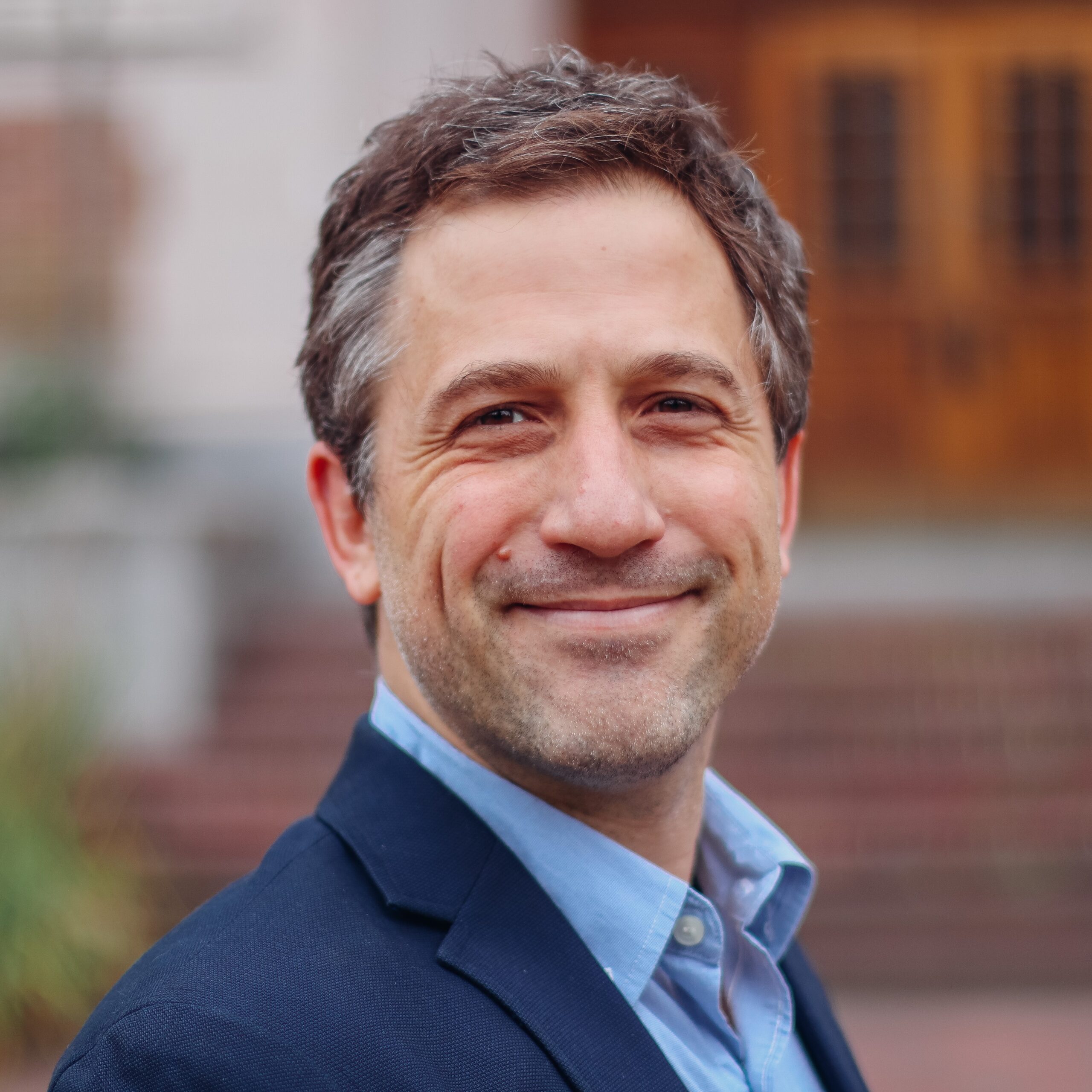 Headshot of UW postdoctoral entrepreneur Eric Szelenyi.