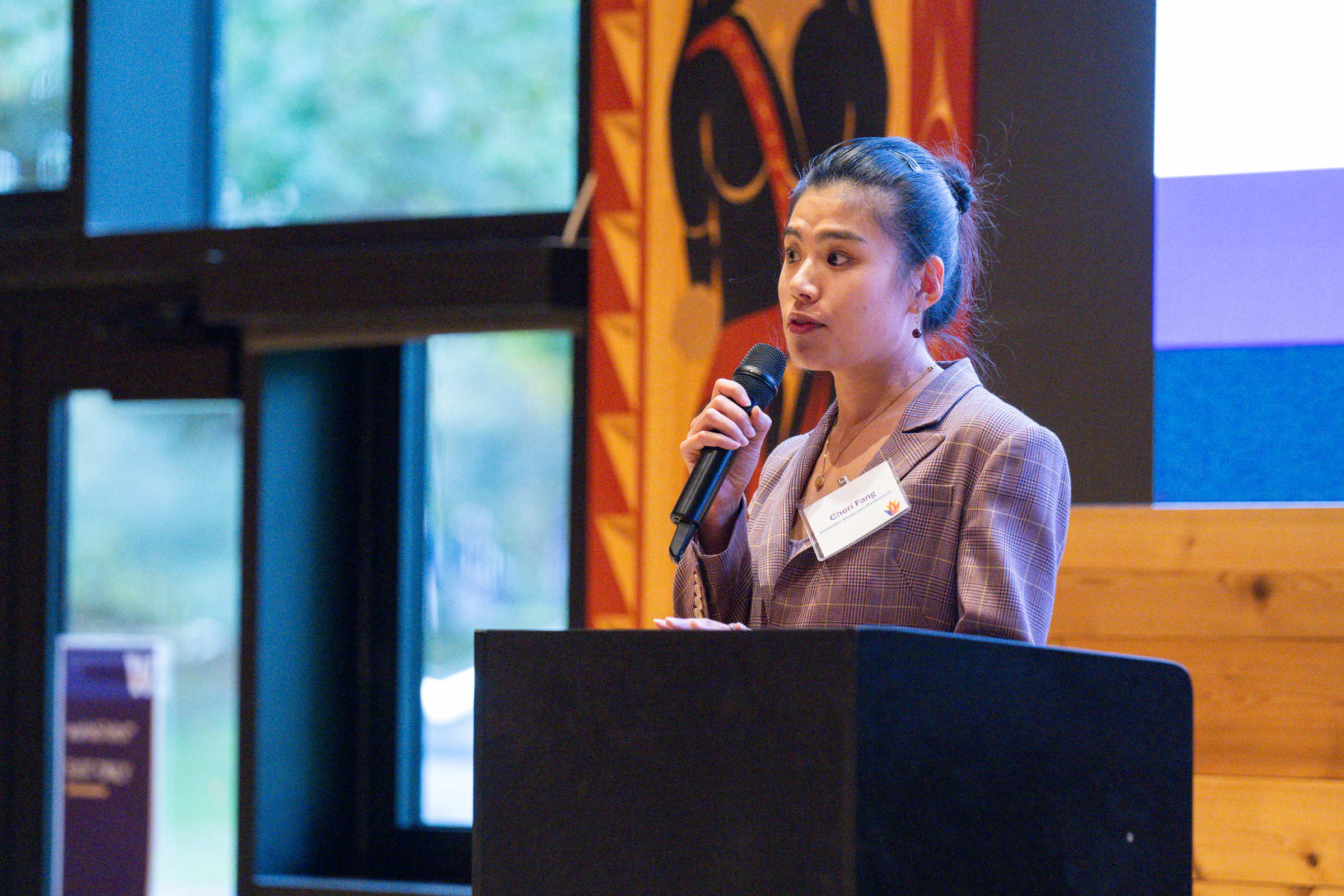 Researcher Cheri Fang gives a one-minute pitch at the 2024 UW School of Medicine Inventor of the Year reception