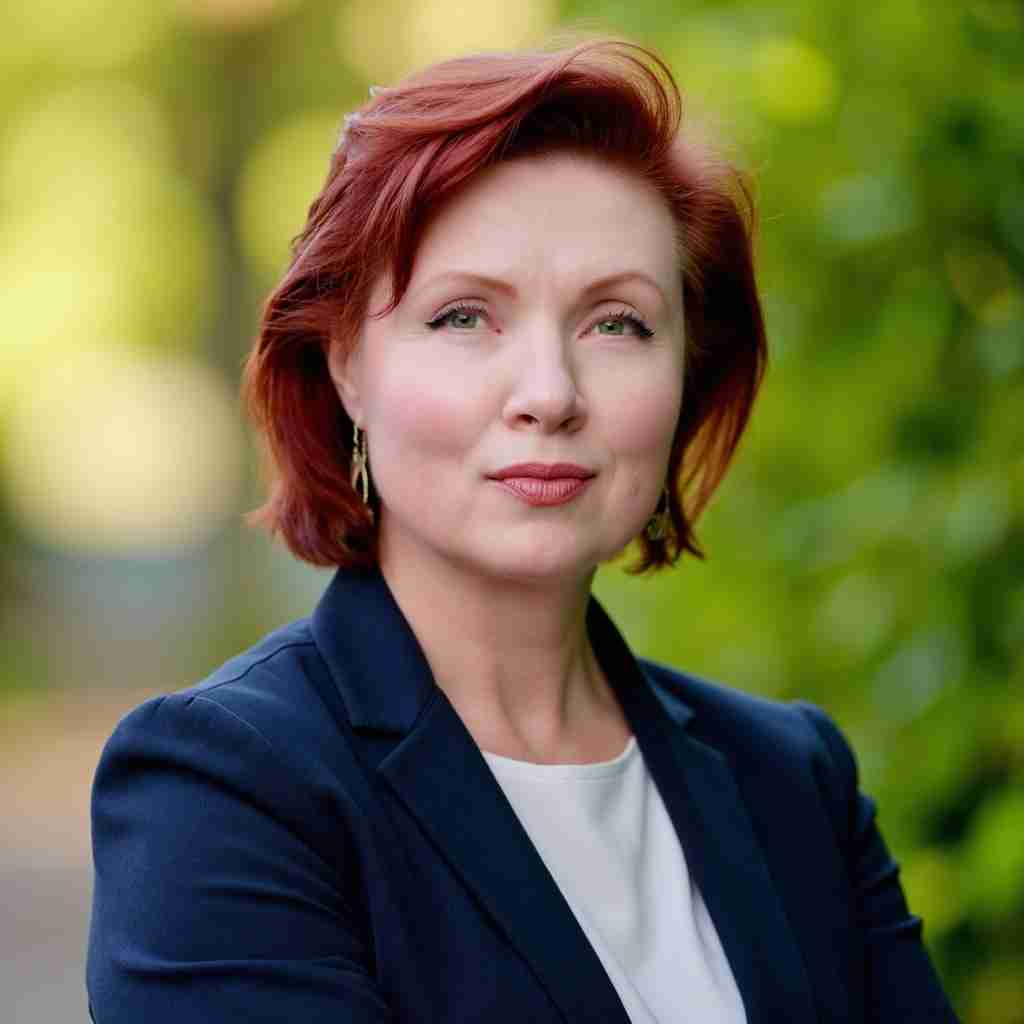 Headshot of Elena Sinclair