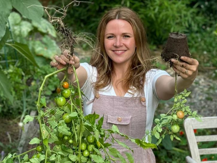 Emily Power, CEO of Ocean Made, shows the difference in the root structure of tomato plants grown in the startup’s kelp-based pots, on the left, versus plastic pots. (Ocean Made Photo)